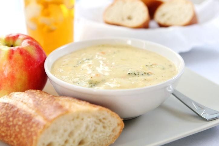 zuppa di patate, pane e mela