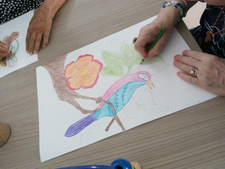 anziani che colorano disegni