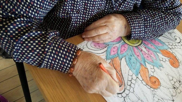 ospite di una casa di riposo che colora