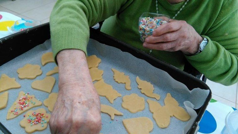 preparazione di biscotti di pasta frolla