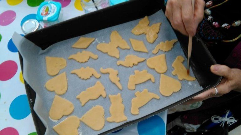 biscotti di pasta frolla in preparazione