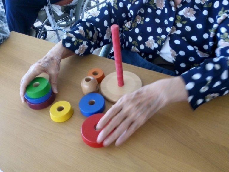 anziana che svolge attività ricreativa