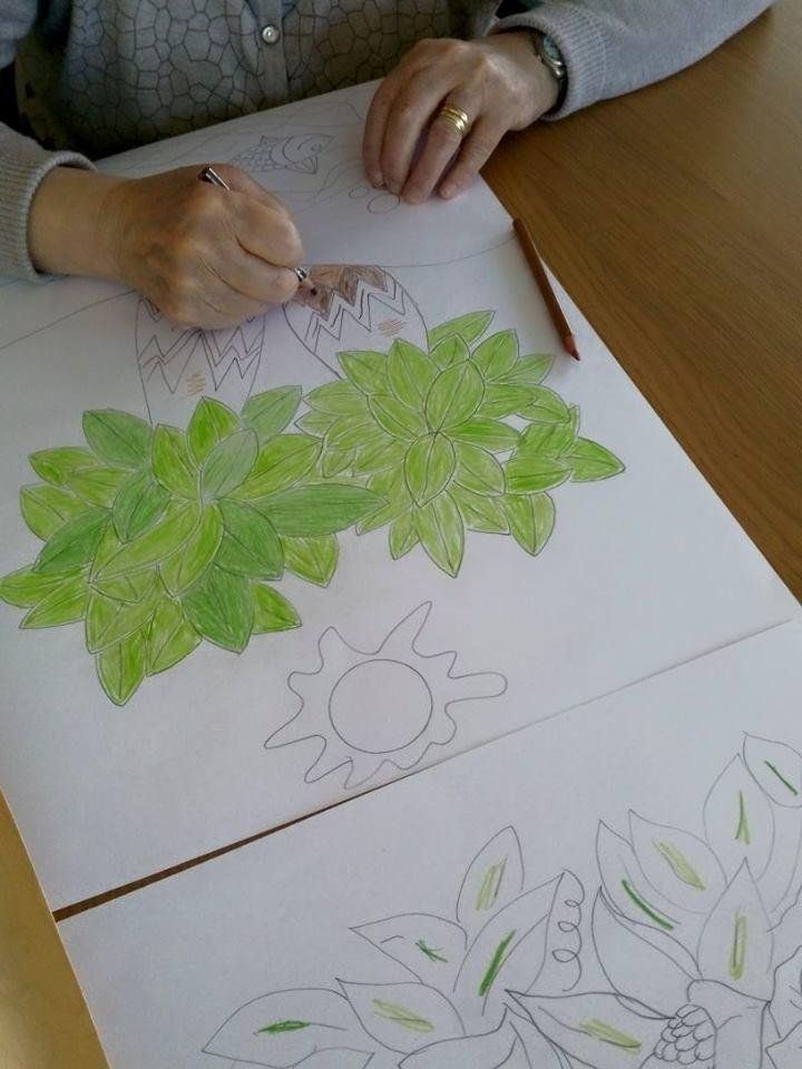 donna anziana che colora un disegno