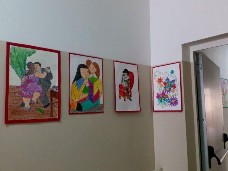 disegni colorati appesi alle pareti