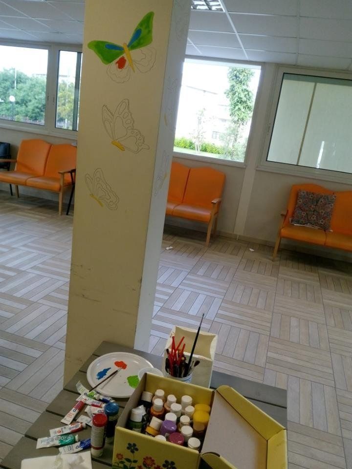 pittura di una colonna in un centro per anziani