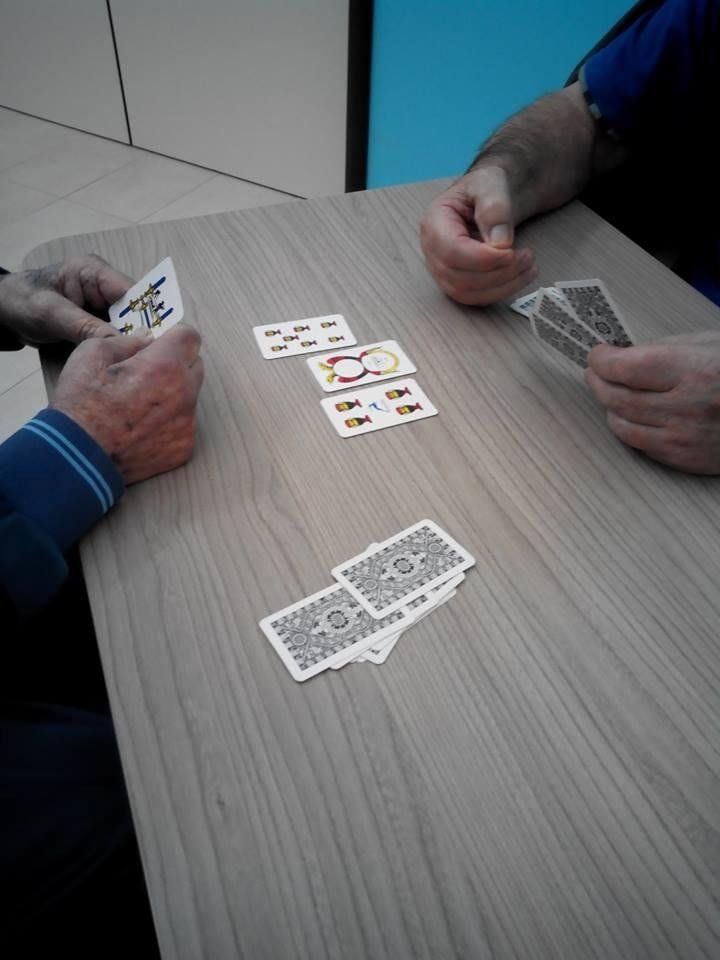 anziani che giocano a carte