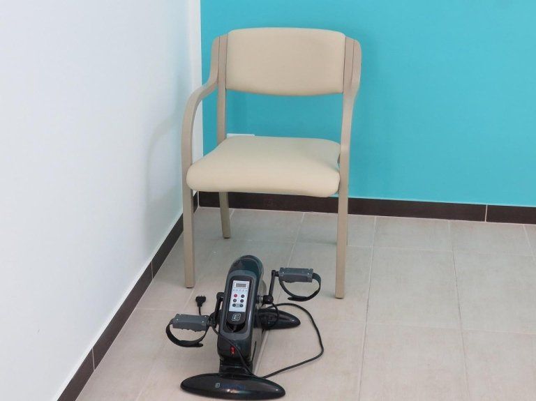 sedia e attrezzo per fisioterapia