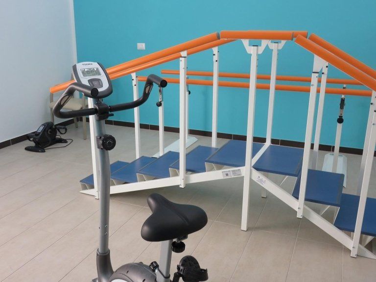 attrezzi per fisioterapia in una casa di riposo