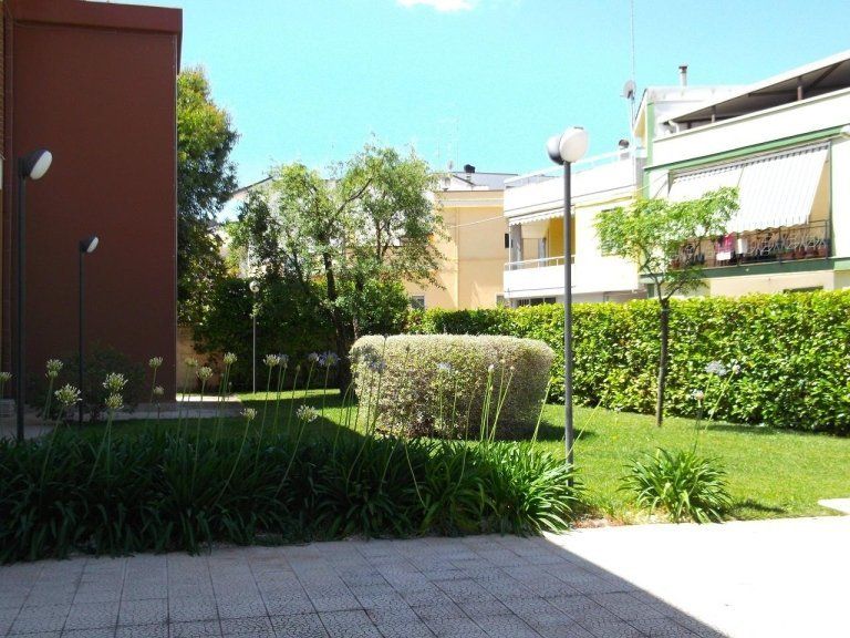giardino curato di una residenza per anziani