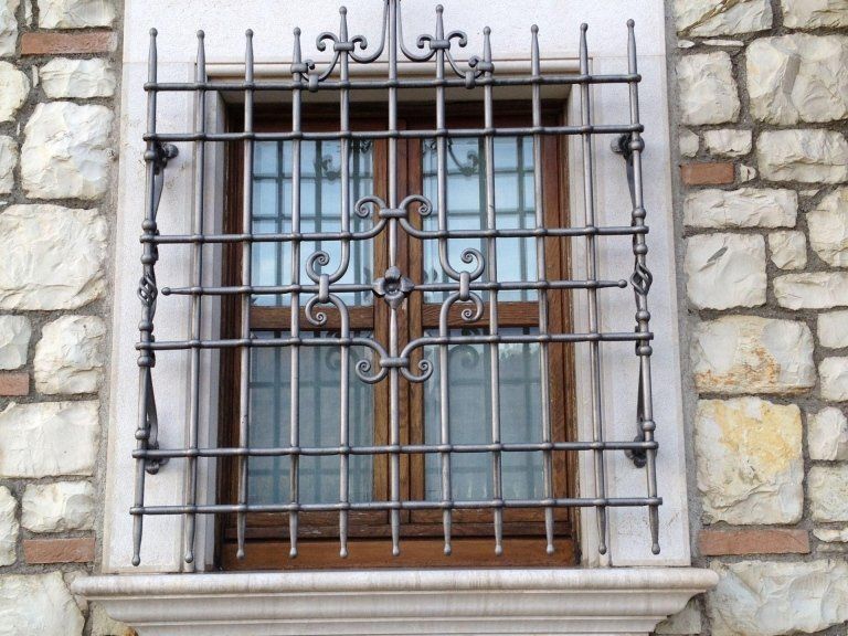 grata di sicurezza in ferro battuto per finestra