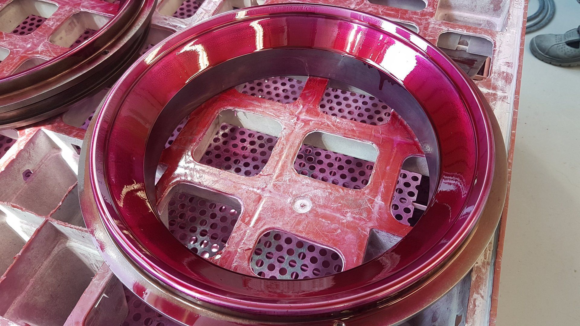 Un primo piano di una ciotola rossa su un tavolo.
