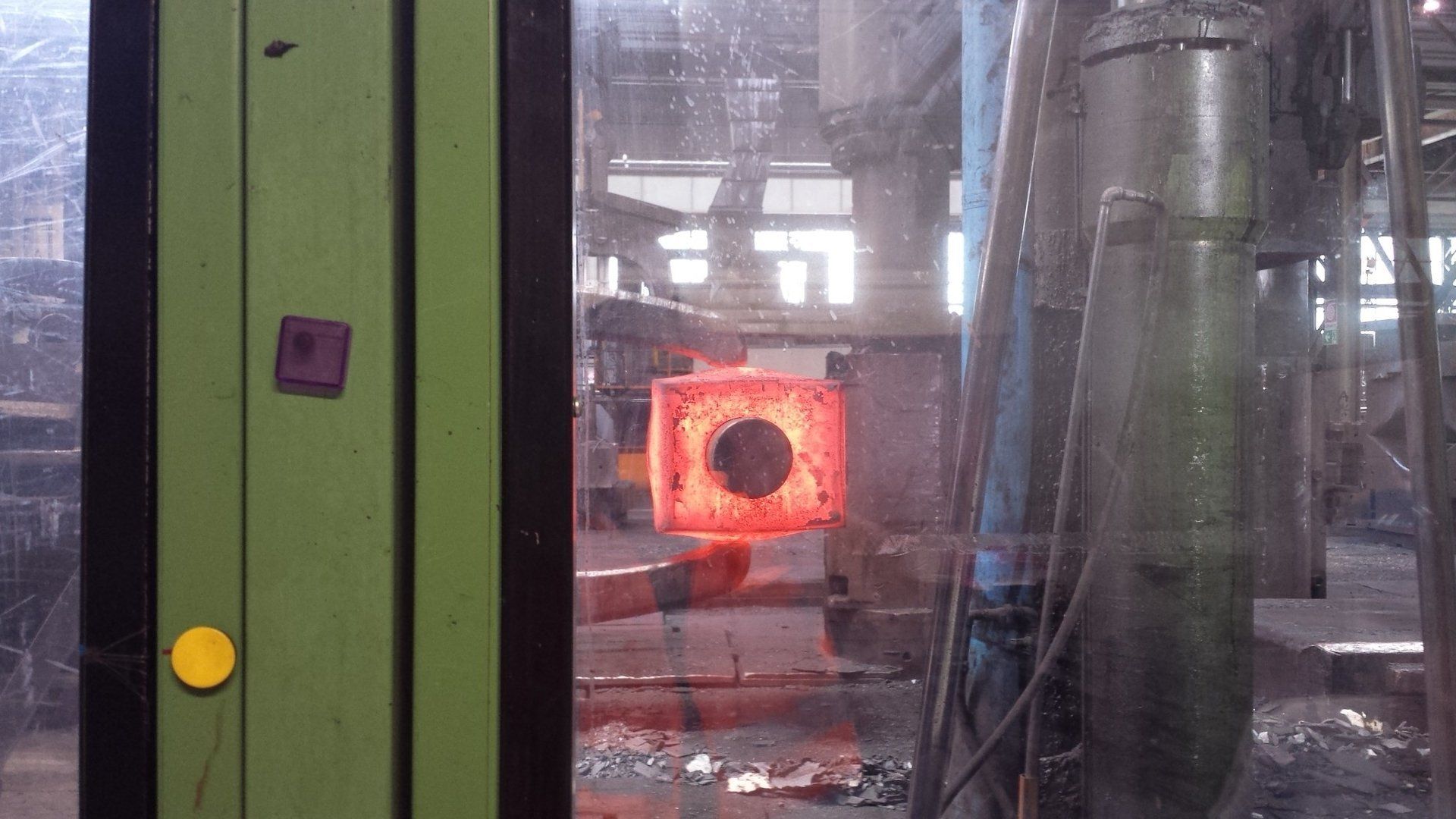 Una macchina sta riscaldando un pezzo di metallo in una fabbrica.