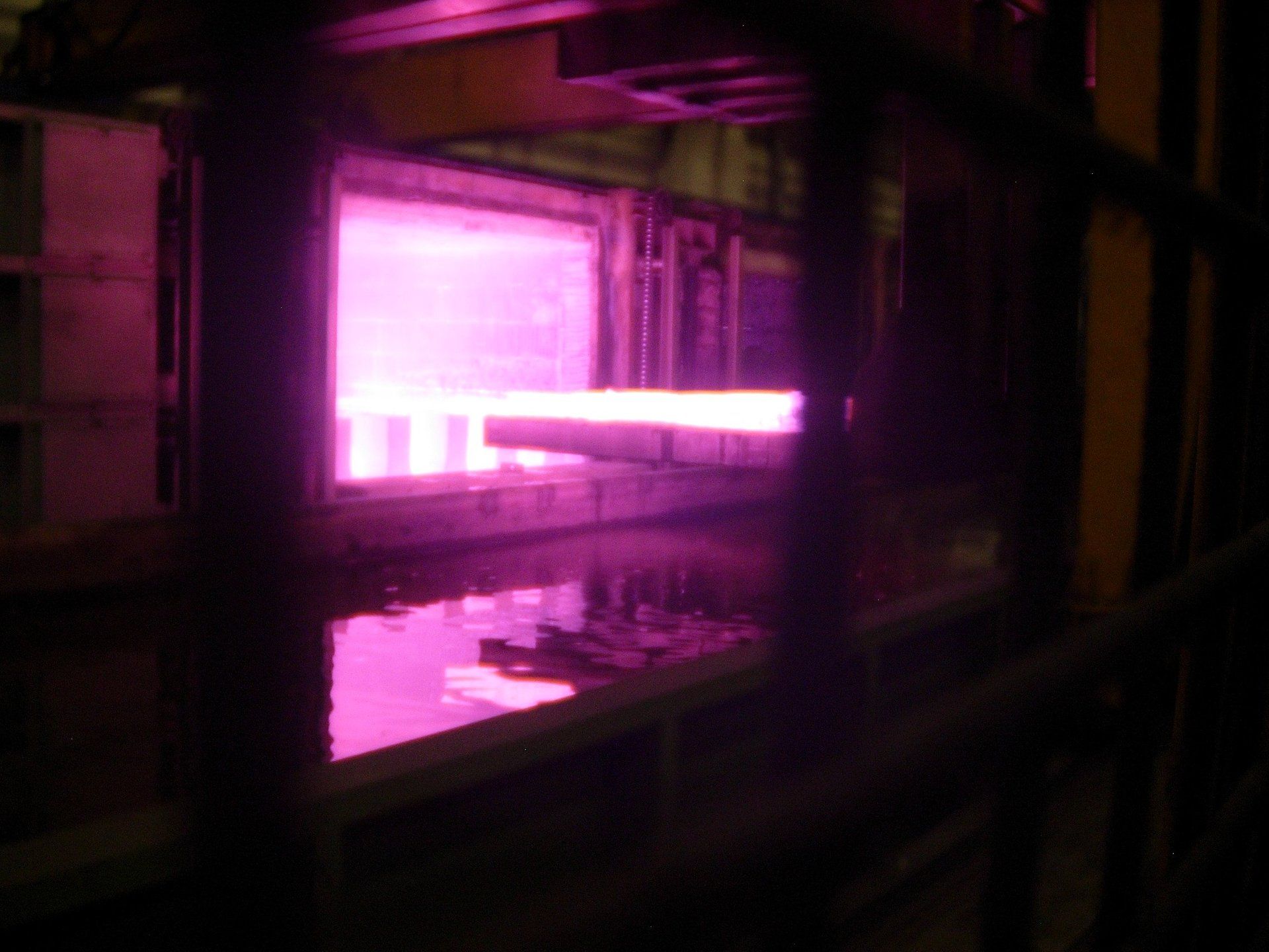 Una luce viola esce da una finestra in una stanza buia.