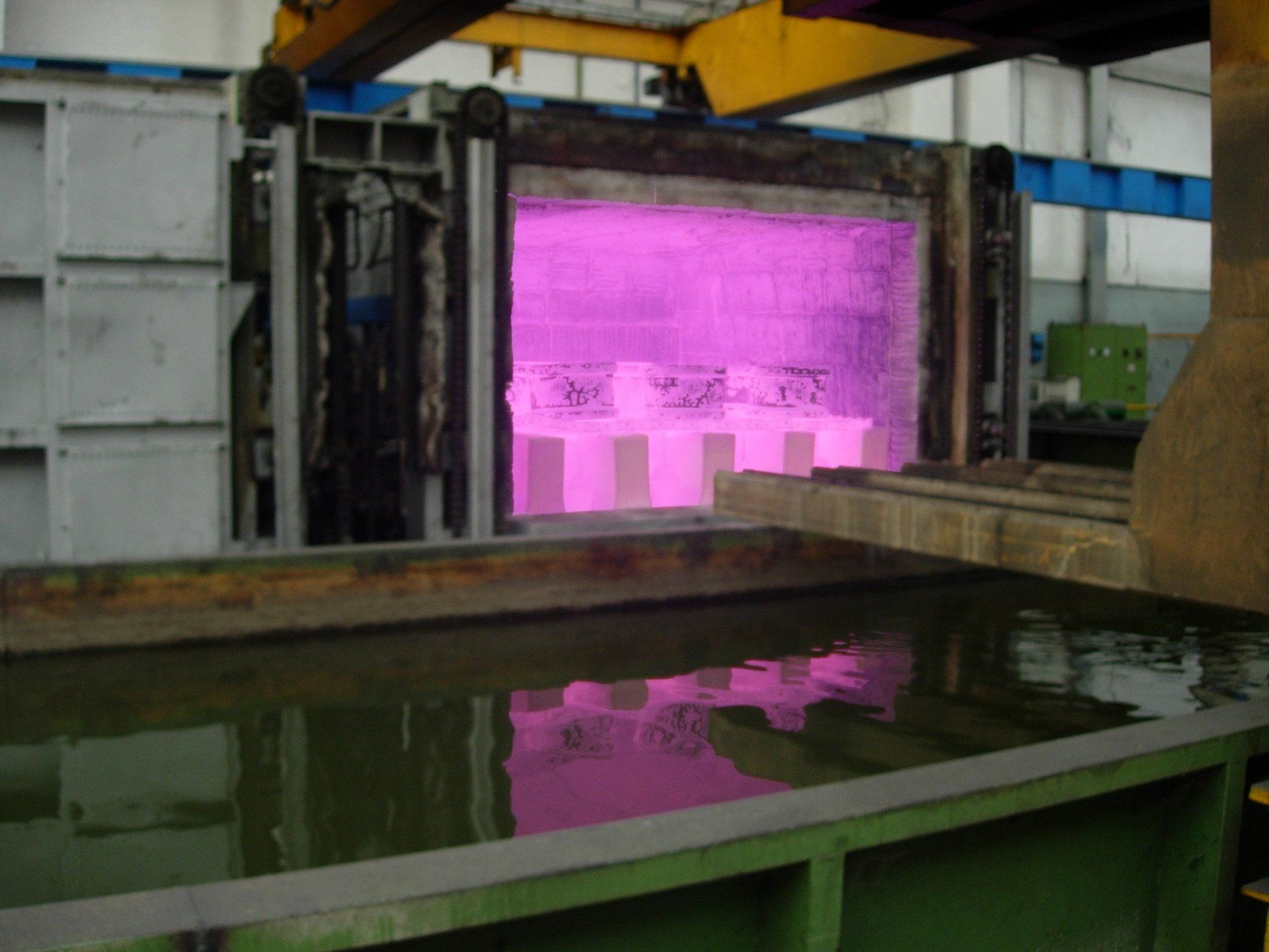 Una luce viola si riflette in una pozza d'acqua