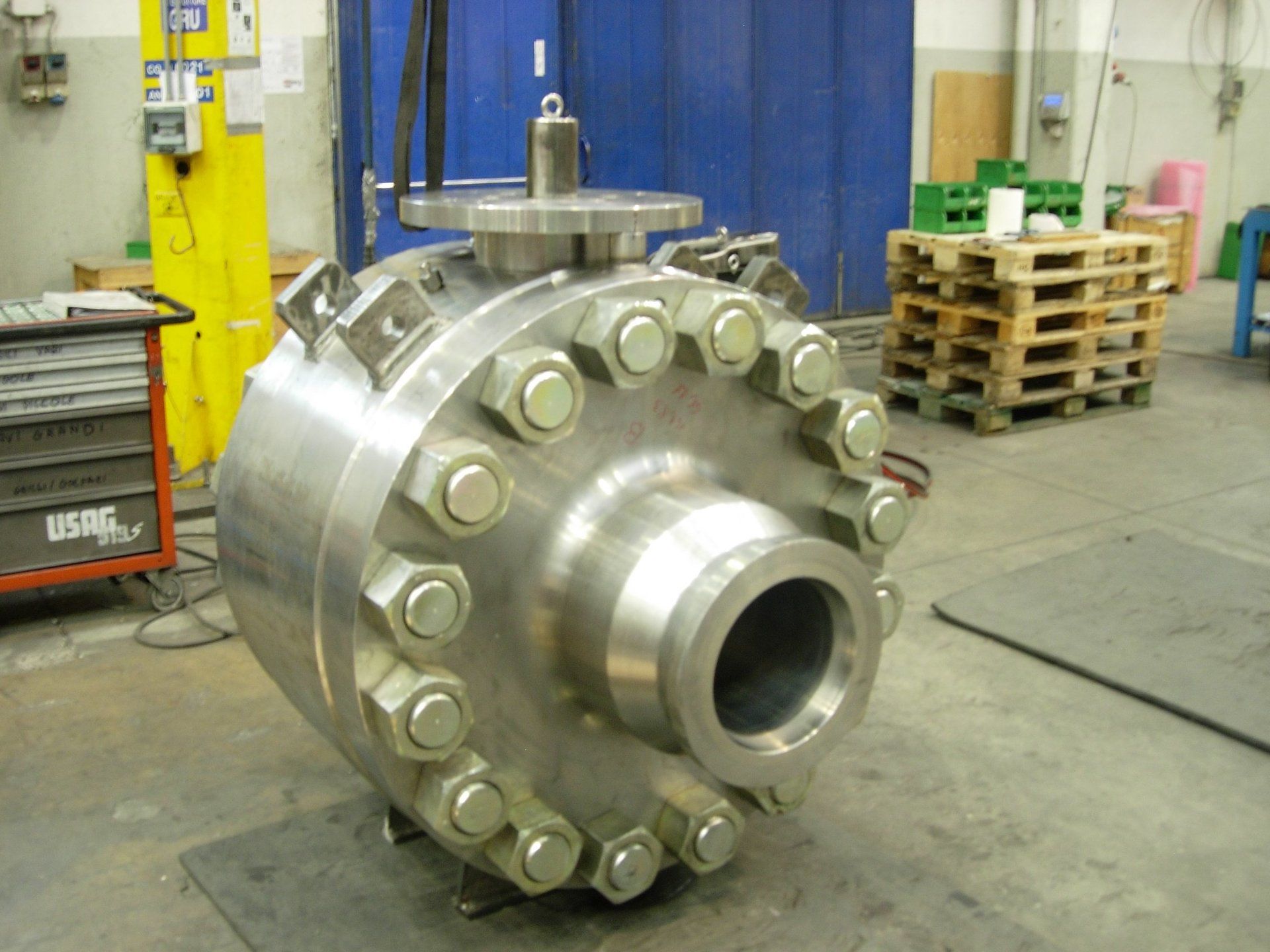 Una grande valvola a sfera in acciaio inossidabile in una fabbrica