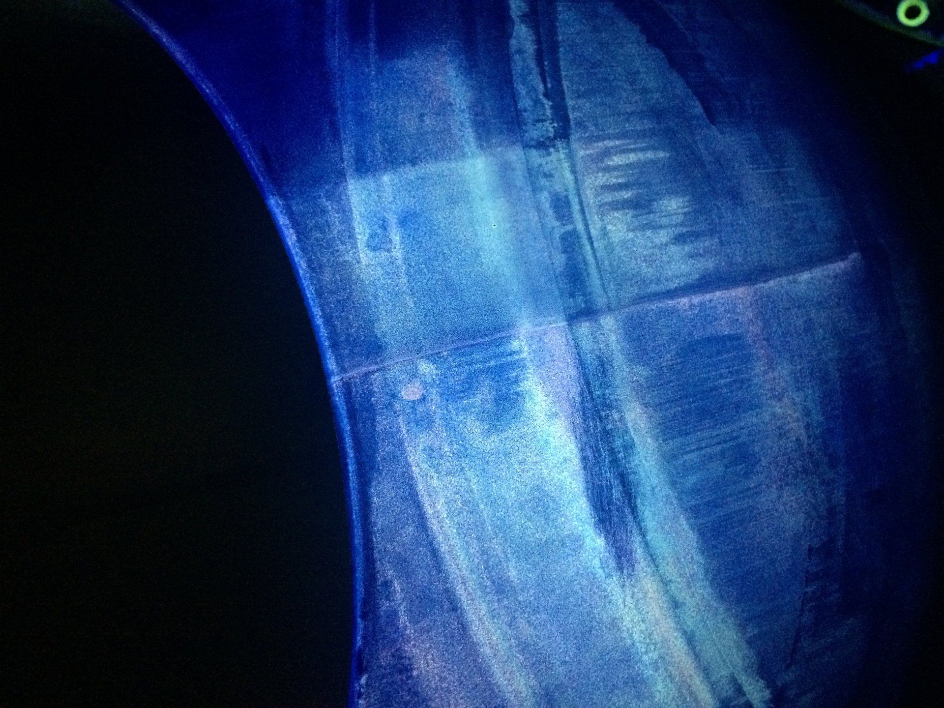 Una luce blu illumina un pezzo di carta.