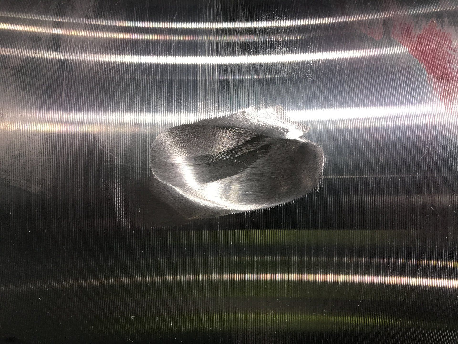 Un primo piano di un oggetto metallico con un foro.