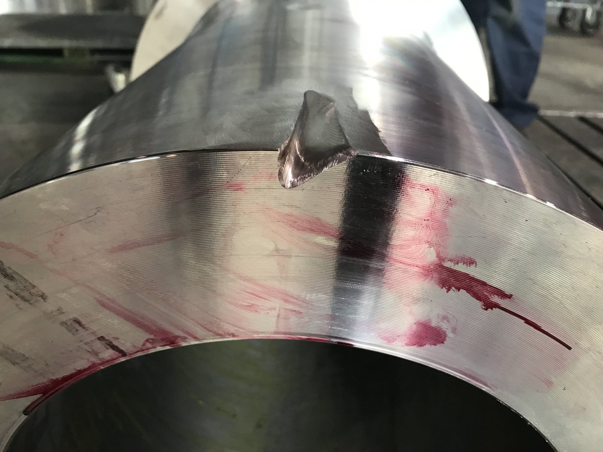 Un primo piano di un tubo di metallo con un foro