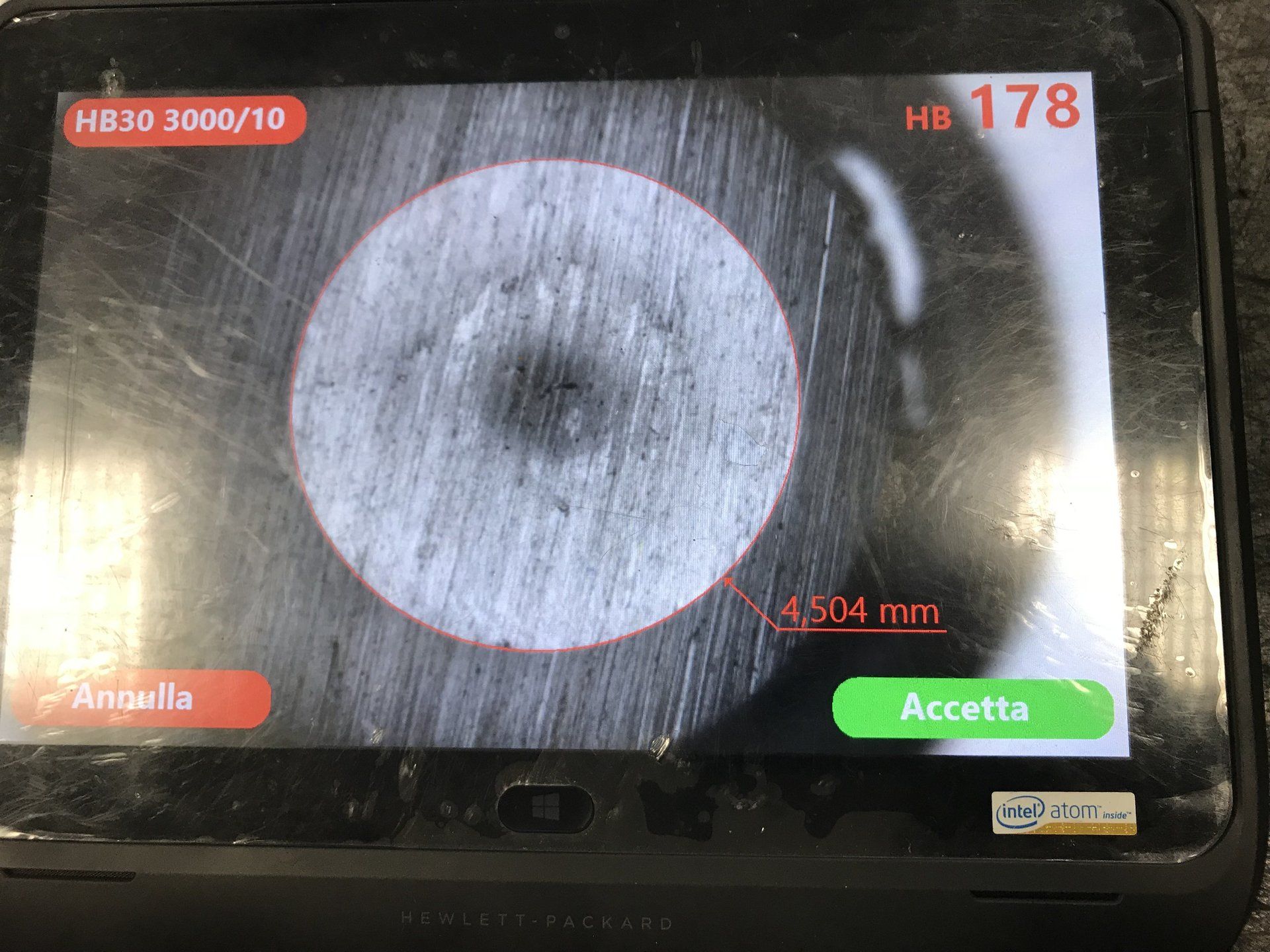 Uno schermo di computer mostra un buco in un pezzo di metallo