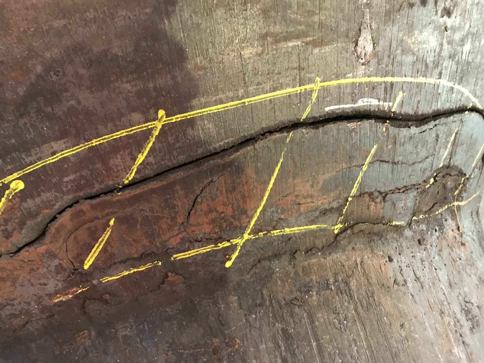 Un primo piano di un pezzo di legno con delle linee gialle.