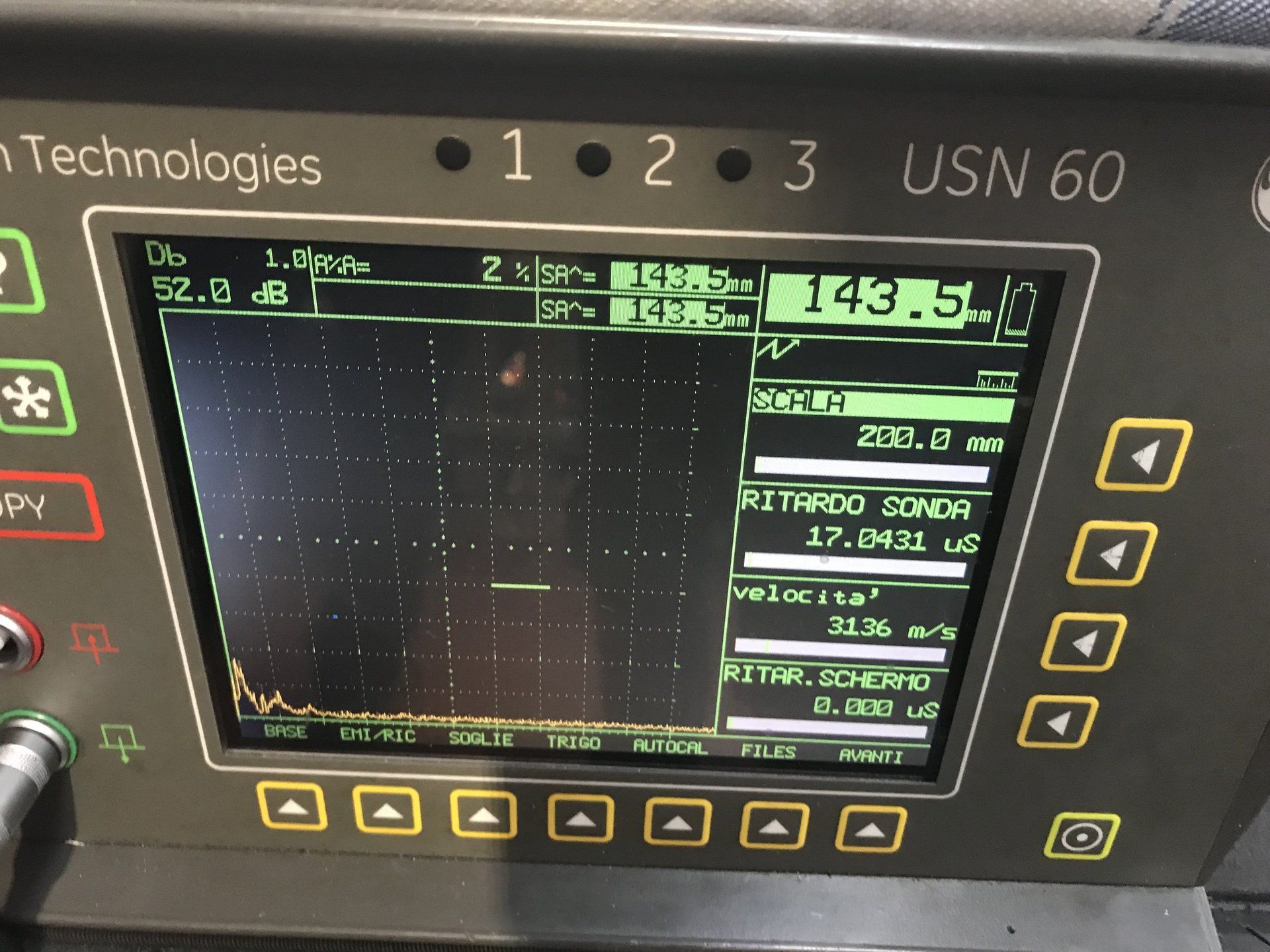 Un monitor USN 60 mostra il numero 148.5 sullo schermo