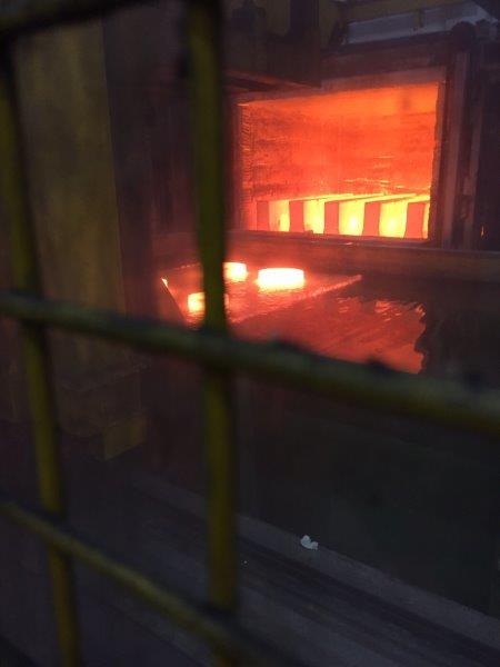 Un incendio esce da una finestra di un edificio.