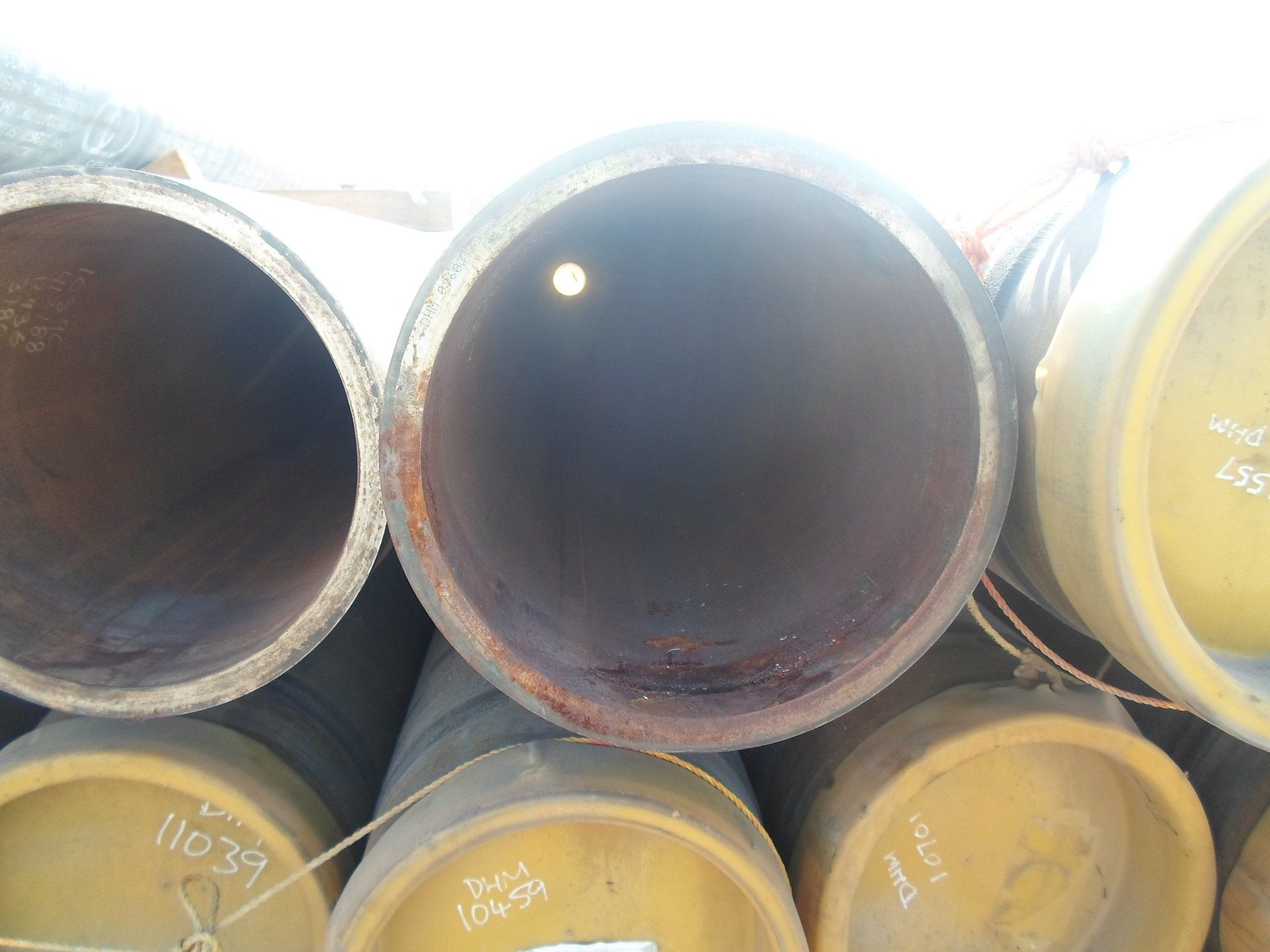 Un mucchio di tubi metallici sono accatastati uno sopra l'altro