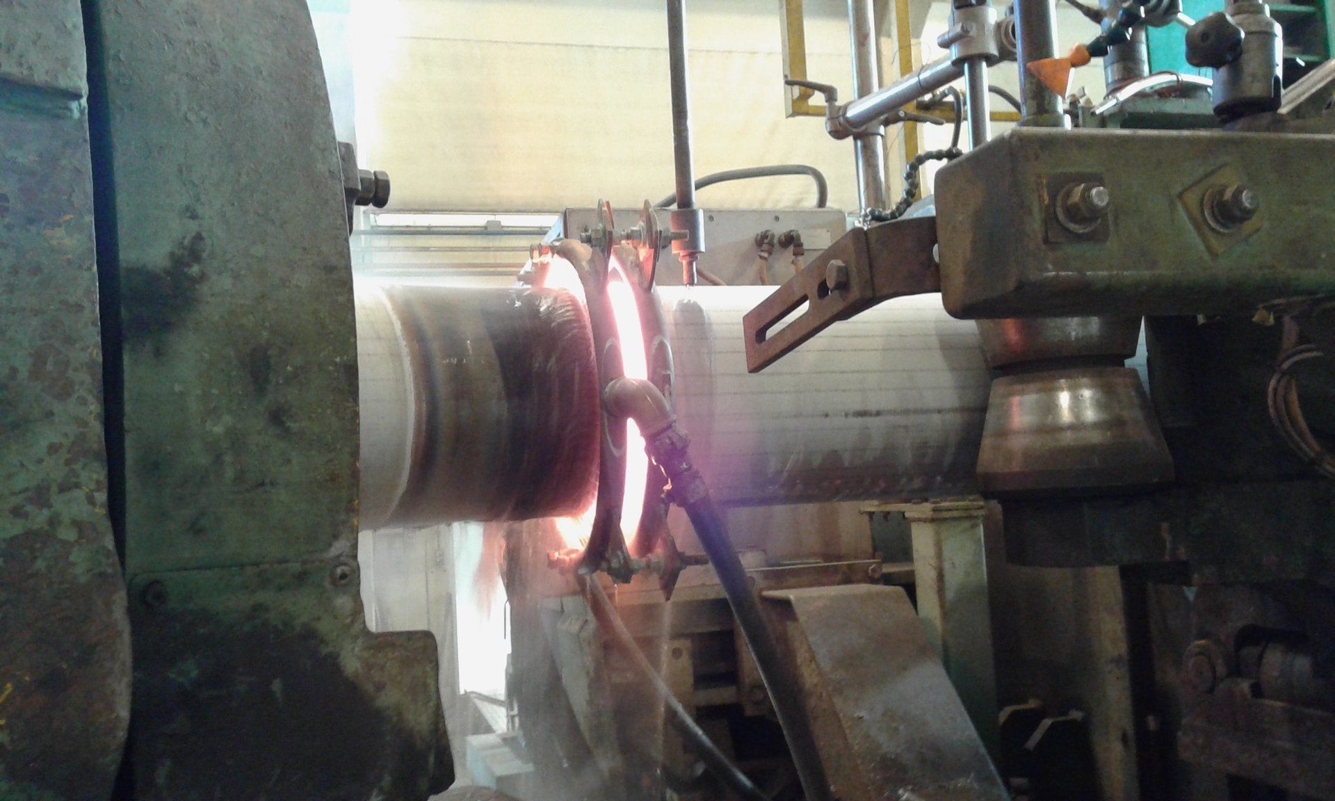 Una macchina sta tagliando un pezzo di metallo in una fabbrica.