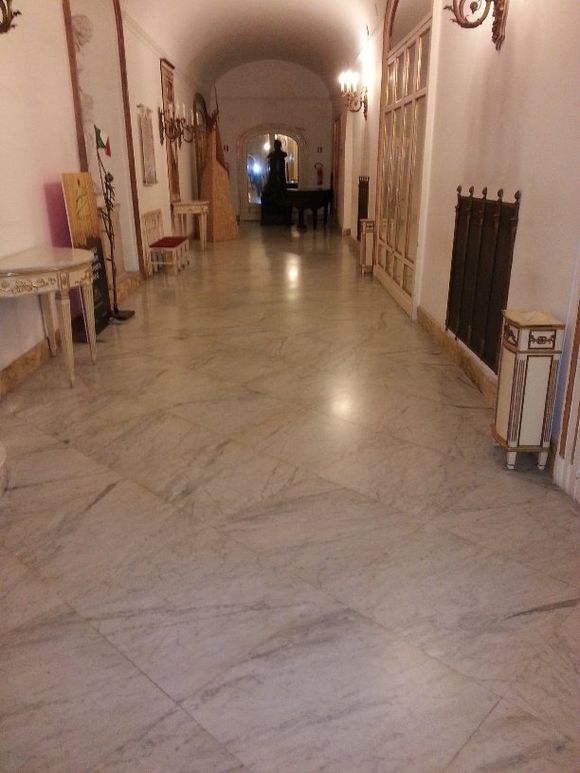Pavimento in marmo lucido