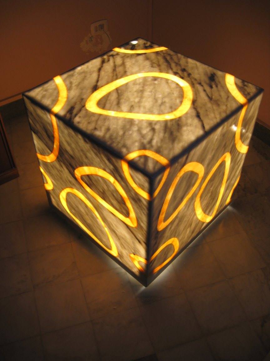 Luce con cubo di marmo