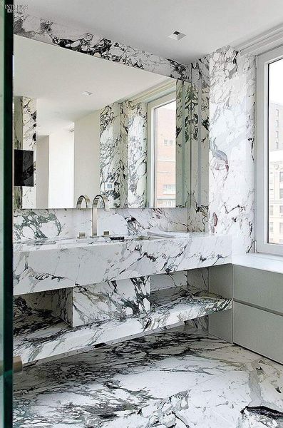 Bagno con marmo venato
