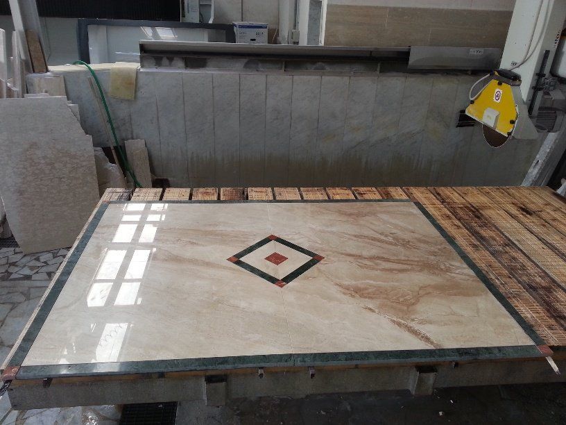 Lastra con inserti in marmo