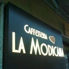 insegna al neon di una caffetteria