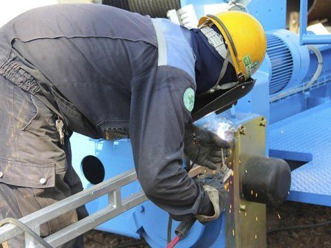 Tecnico che interviene su impianto