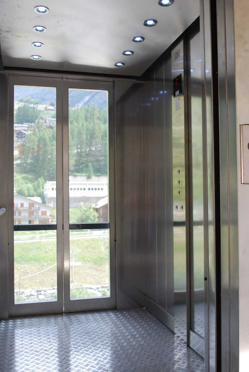 ascensore con le porte in vetro