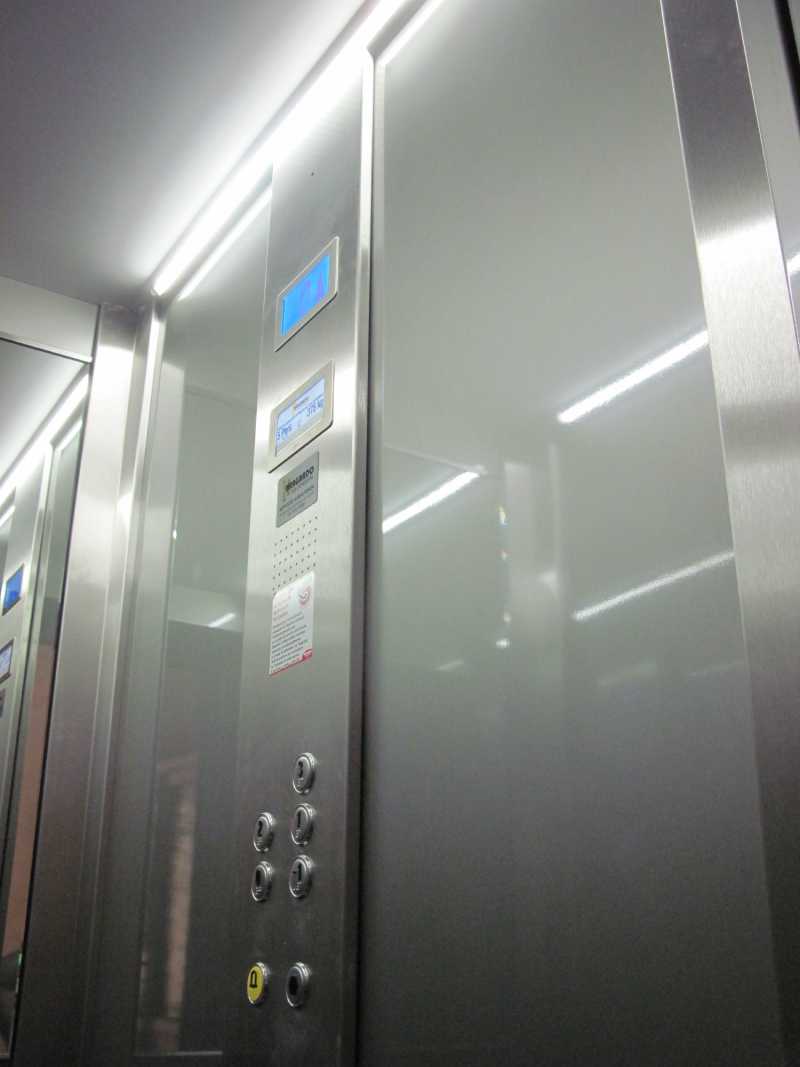 interno ascensore grigio
