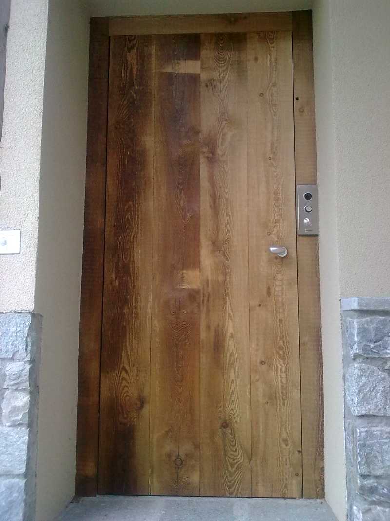ascensore con porta in legno