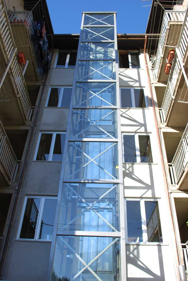 colonna in vetro per ascensore esterno