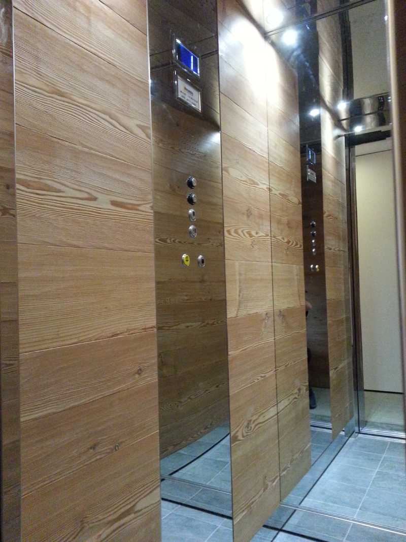 pannello di ascensore in metallo e legno