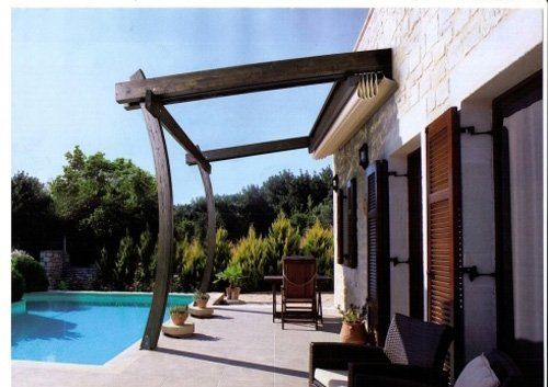 piscina e veranda con tenda da sole
