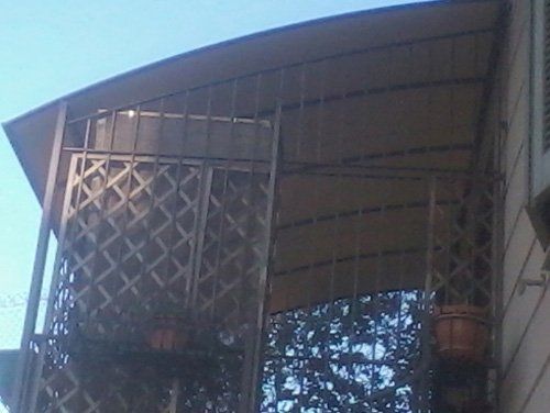 una veranda con tenda