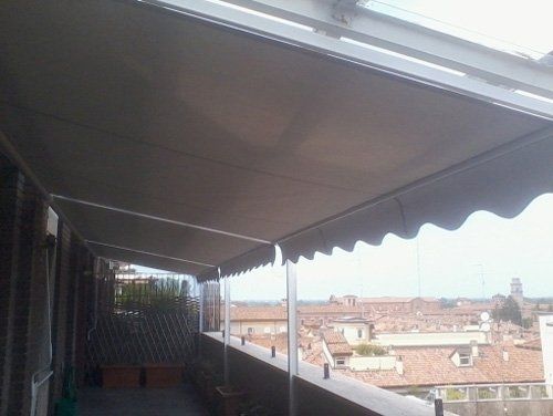 terrazzo con tenda da sole