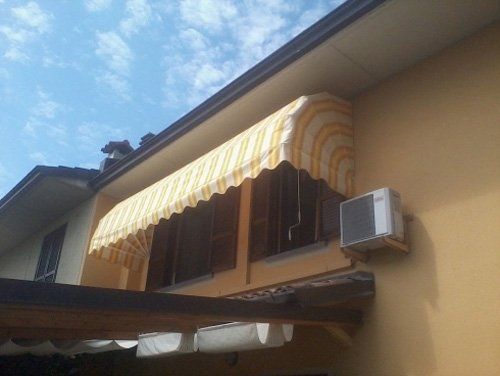 tenda a cappottina a righe gialle e arancioni