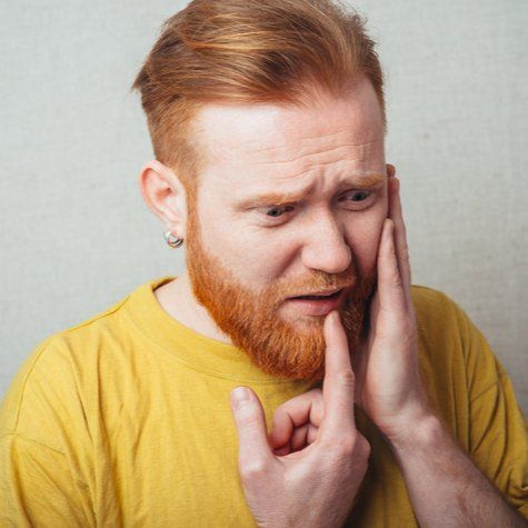 Uomo con forte dolore ai denti