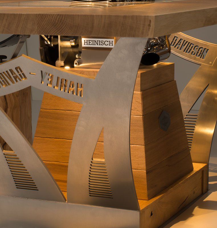 Der Heinisch Tisch - Harley Davidson , Bobbersitze , Heinisch Table , echter Harley Davidson Motor , luxury Möbelmanufaktur, modern, Sockeldesign, Tischgestell, Frame, customized