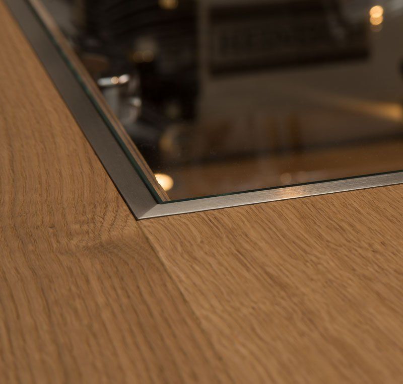 Der Heinisch Tisch - Harley Davidson , Bobbersitze , Heinisch Table , echter Harley Davidson Motor , luxury Möbelmanufaktur, modern, Glaseinschluss, Scheibe, Tabletop, customized