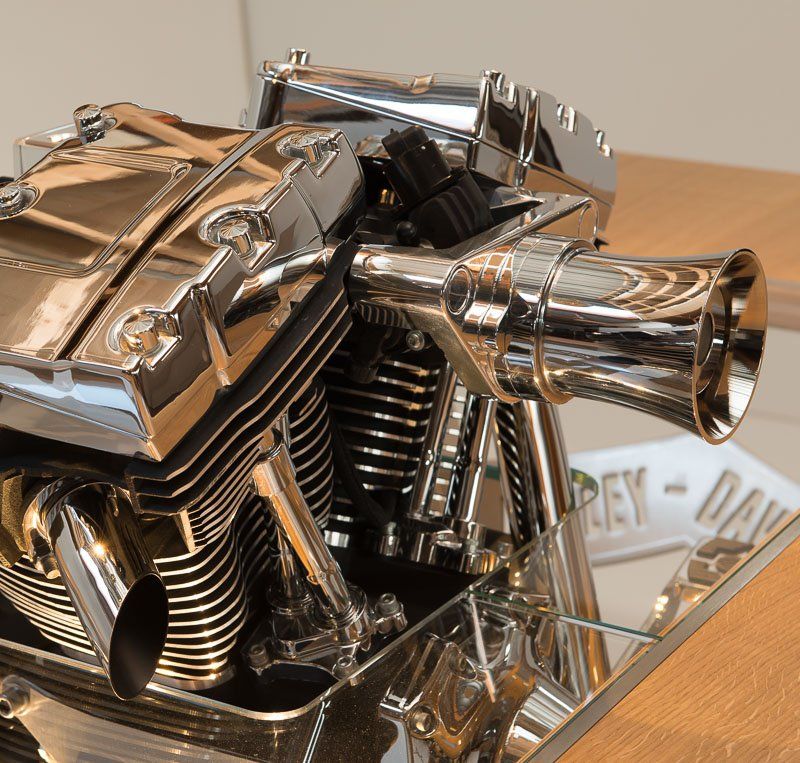 Der Heinisch Tisch - Harley Davidson , Bobbersitze , Heinisch Table , echter Harley Davidson Motor , luxury Möbelmanufaktur, modern, original engine, Glaseinschluss, customized