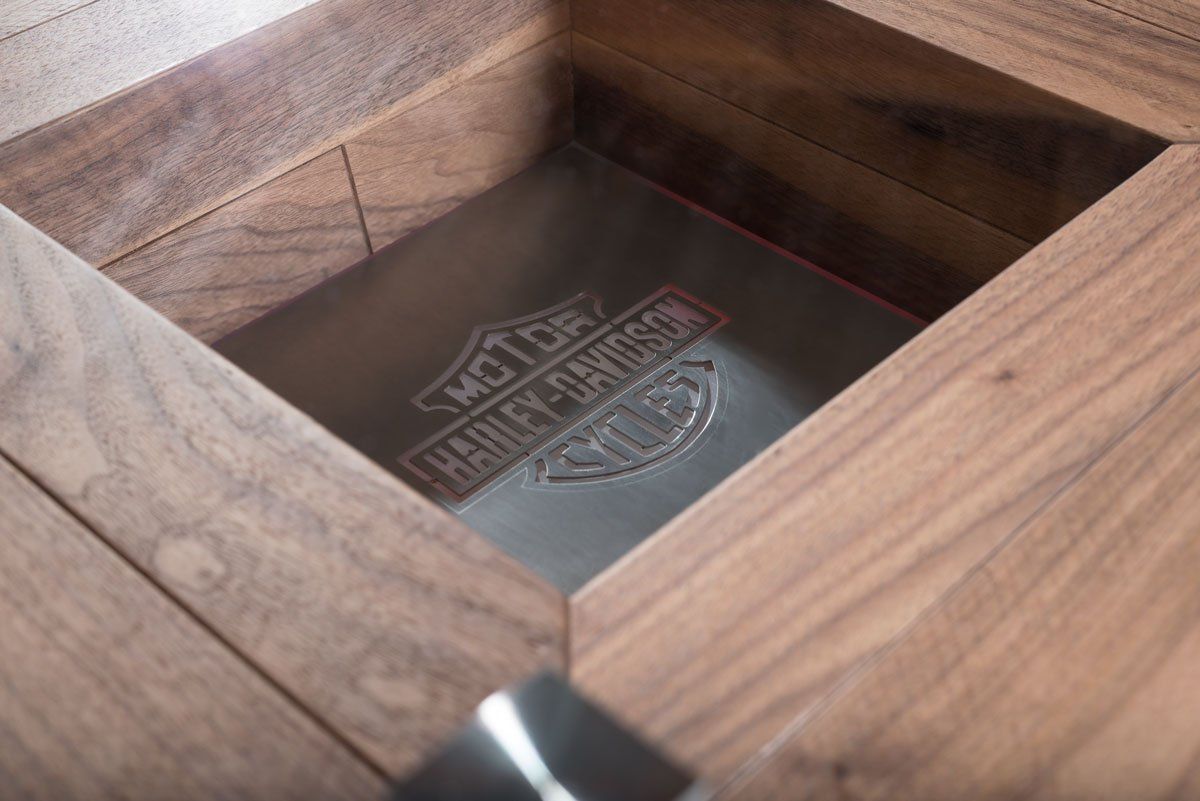 Die Heinisch - Stehtische, Stehtisch mit Beleuchtung und kundenspezialisiertem Text oder Logo, bar-height bistro table with lighting  and customized text or logo, luxury, Möbelmanufaktur, Heinisch Manufactory, modern, customized, Option mit Mulde, option with hollow