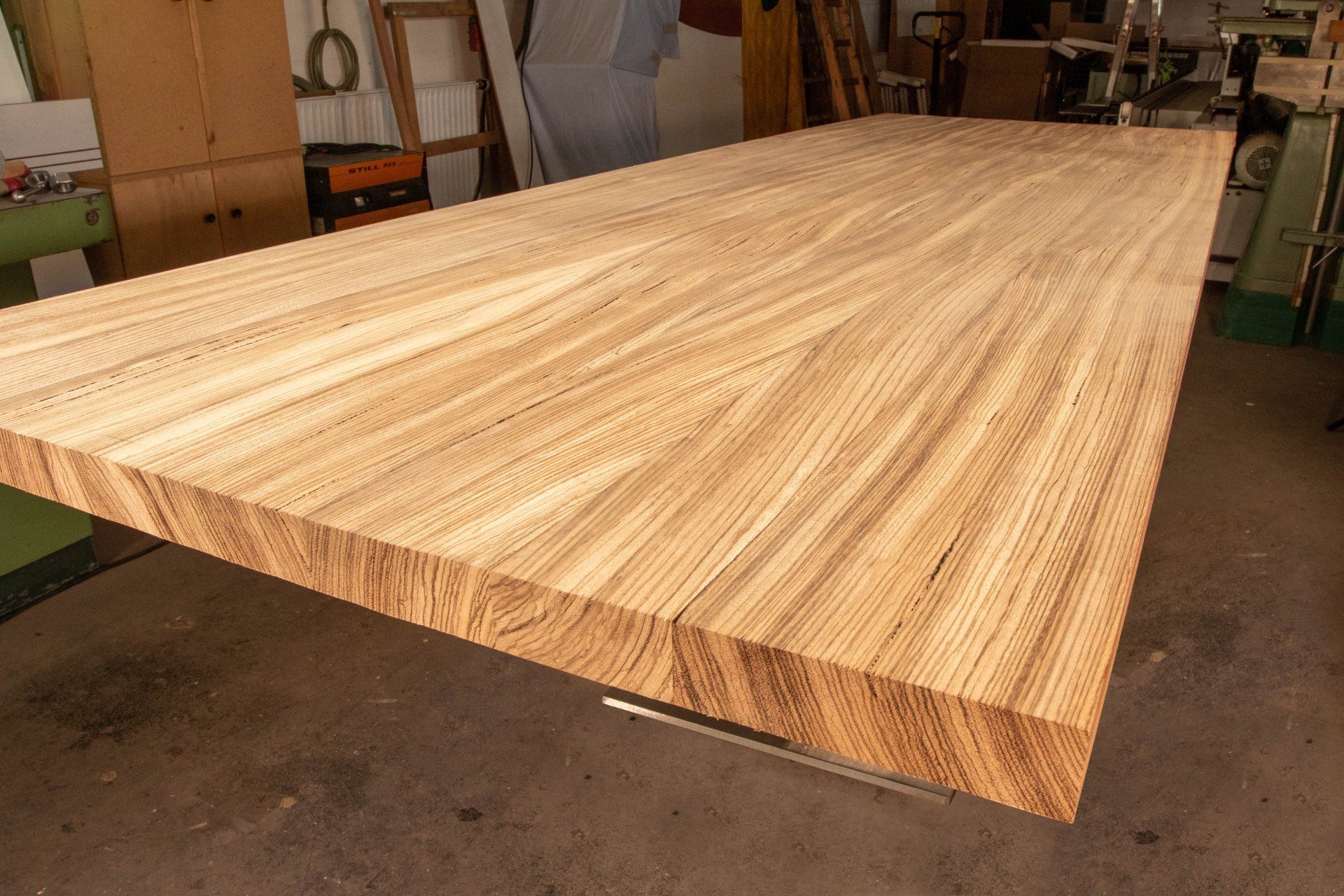 Der HEINISCH Zebranoobjekttisch, Tisch, Thementisch, HEINISCH Table, table frame, Zebranoholz, luxury, Möbelmanufaktur, Heinisch Manufactory, modern design, Tabletop, Tischplatte, Zebrano