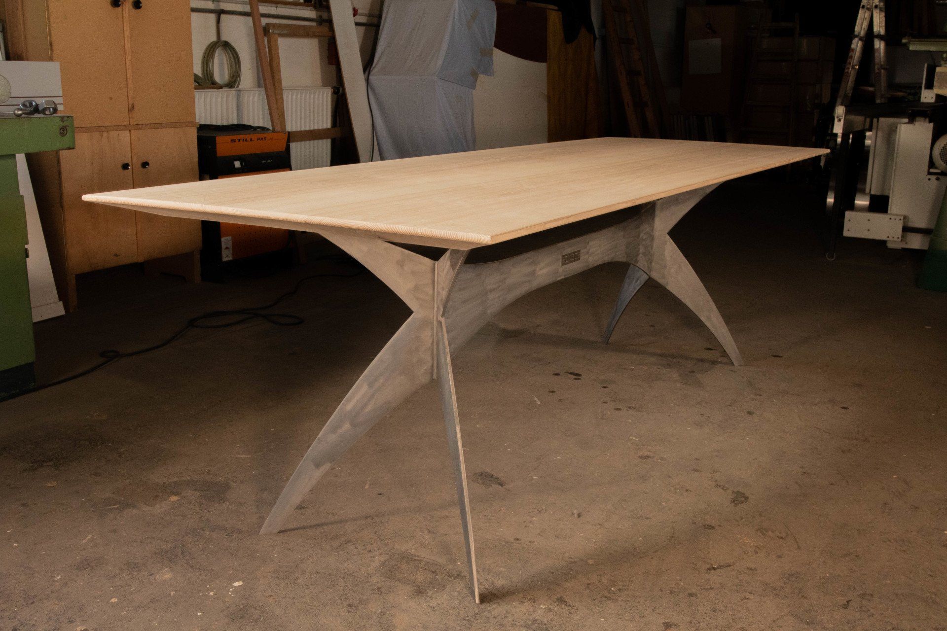 Der HEINISCH - Sterntisch, Tisch, Thementisch,  HEINISCH Table, table frame, Stern, luxury, Möbelmanufaktur, Heinisch Manufactory, modern design, Tabletop, Tischplatte, ash, Esche
